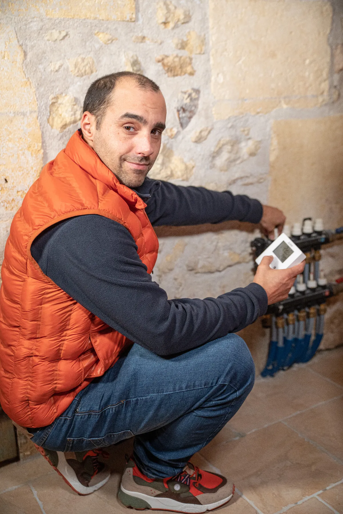 Technicien La Maison 3D installant un système de chauffage et régulation